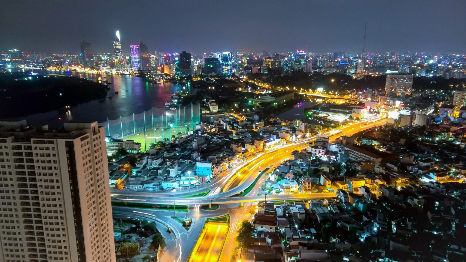 Ngắm trọn khoảnh khắc Sài Gòn về đêm đẹp lung linh như tranh vẽ
