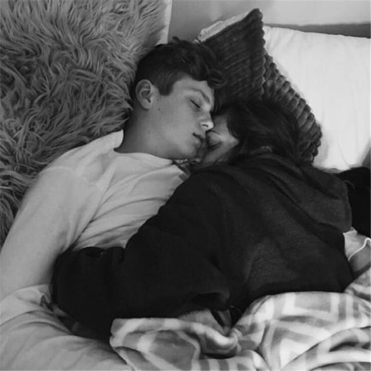 Hình ảnh ôm người yêu ngủ