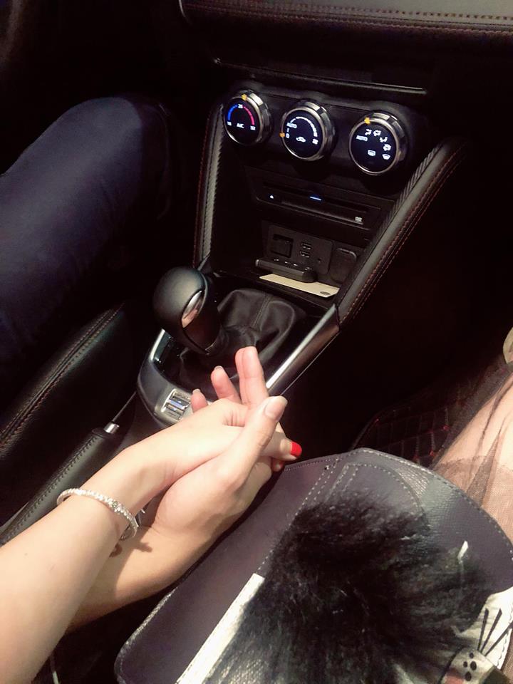 Tổng hợp ảnh nắm tay nhau trên xe vào thời điểm lãng mạn nhất