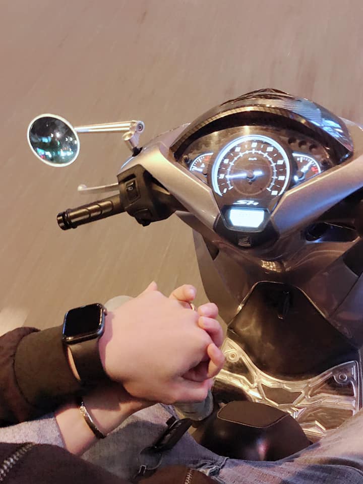 20 mẫu ảnh nắm tay người yêu trên xe máy sh lãng mạn và đầy cảm xúc